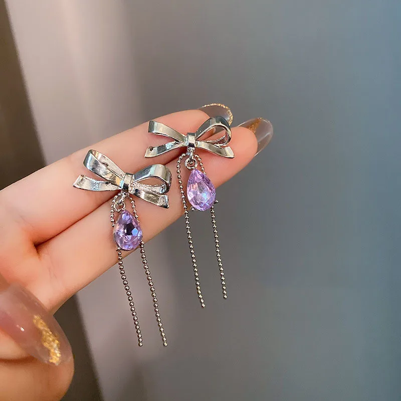 

Серьги-гвоздики с кисточками и бантом из страз