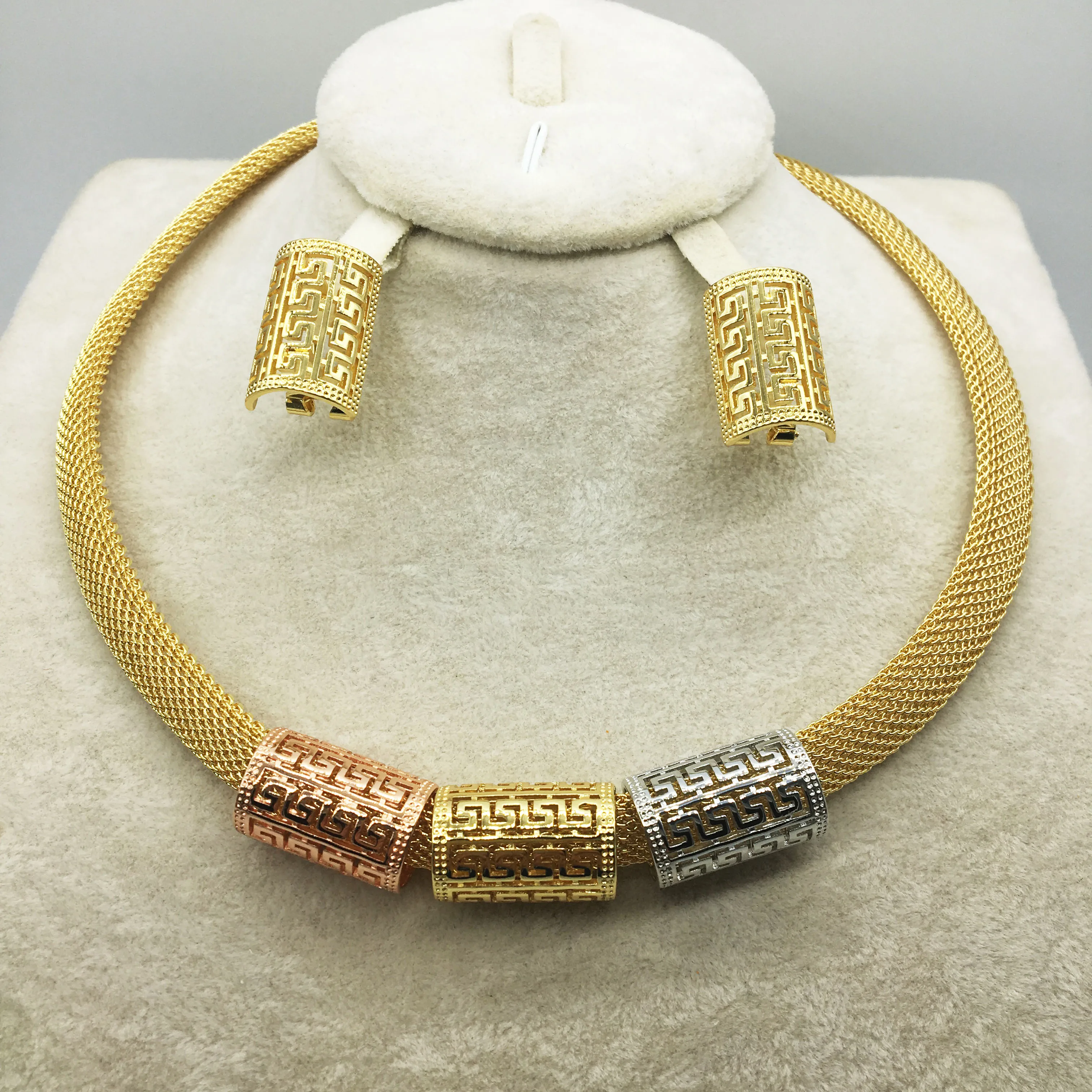 

The new wholesale fashion jewellery set is brighter dubai gold jewellery for women's anniversary parties and birthday trips