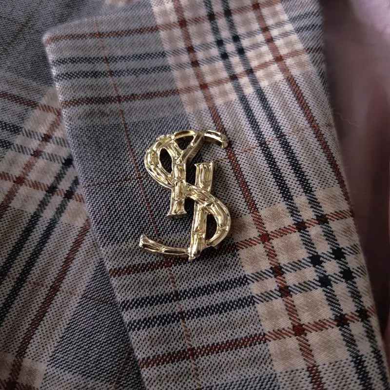 

Женская простая модная женская брошь с буквой S, корсажное украшение для свитера, пальто, аксессуары, роскошная Медная брошь для леди, аксесс...