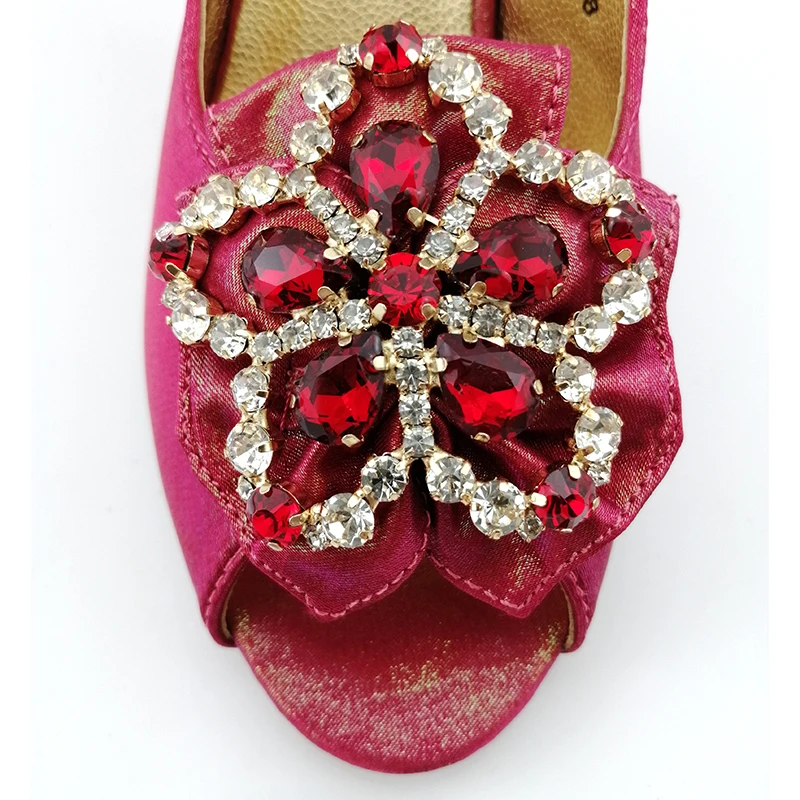 Свадебный клатч серебристого цвета комплект из женских туфель и сумочки в