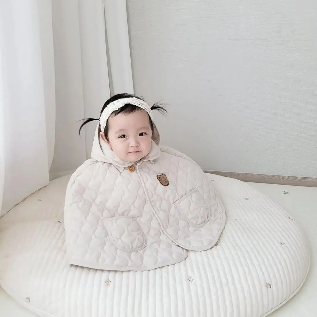 

Детская ветрозащитная накидка с капюшоном и мультяшным медведем