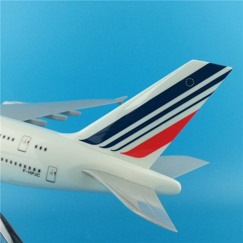 Модель самолета из литого пластика масштаб 1:200 36 см | Игрушки и хобби