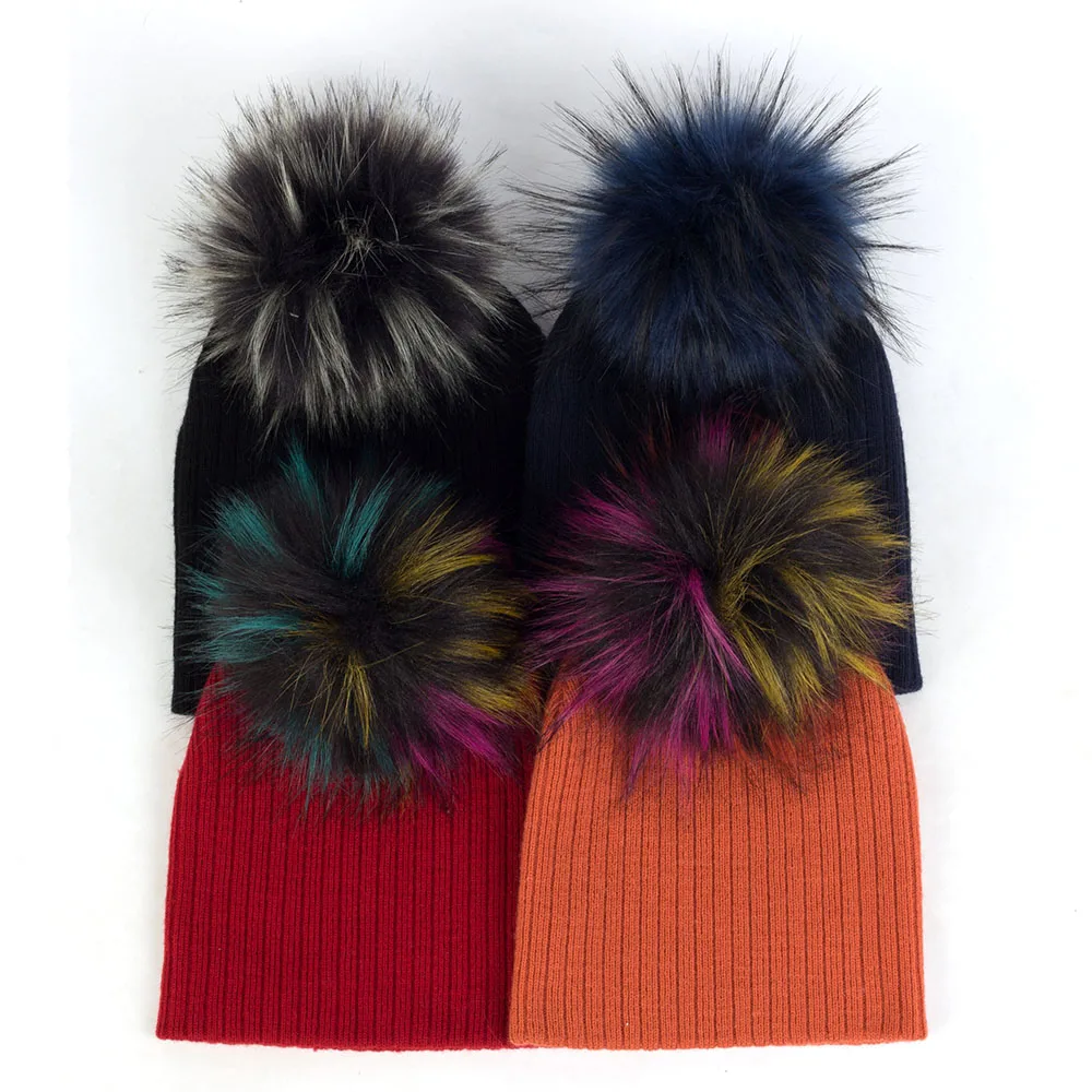 Шапка-бини однотонная в рубчик с помпоном из искусственного меха | Детская одежда
