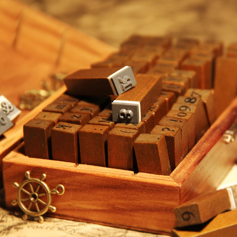 Набор из 70 винтажных буквенно-цифровых штампов в деревянной коробке | Дом и сад