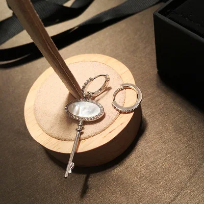 

Earring key Fritillaria Earrings Shell Earrings Earrings Earrings Micro-inlaid Zircon Earrings Cold Lady