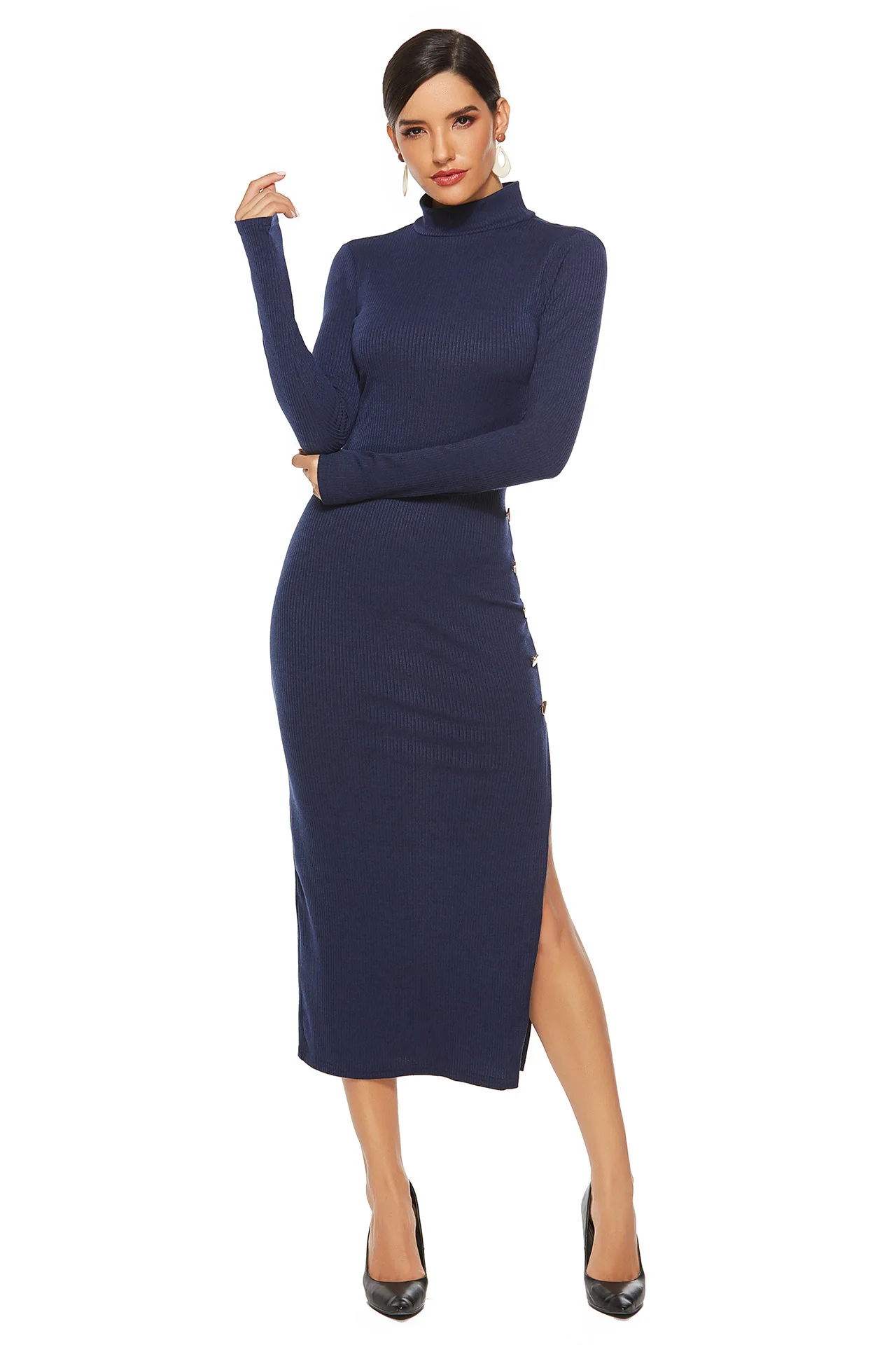 Женское трикотажное платье-свитер с высоким воротником и разрезом на подоле |