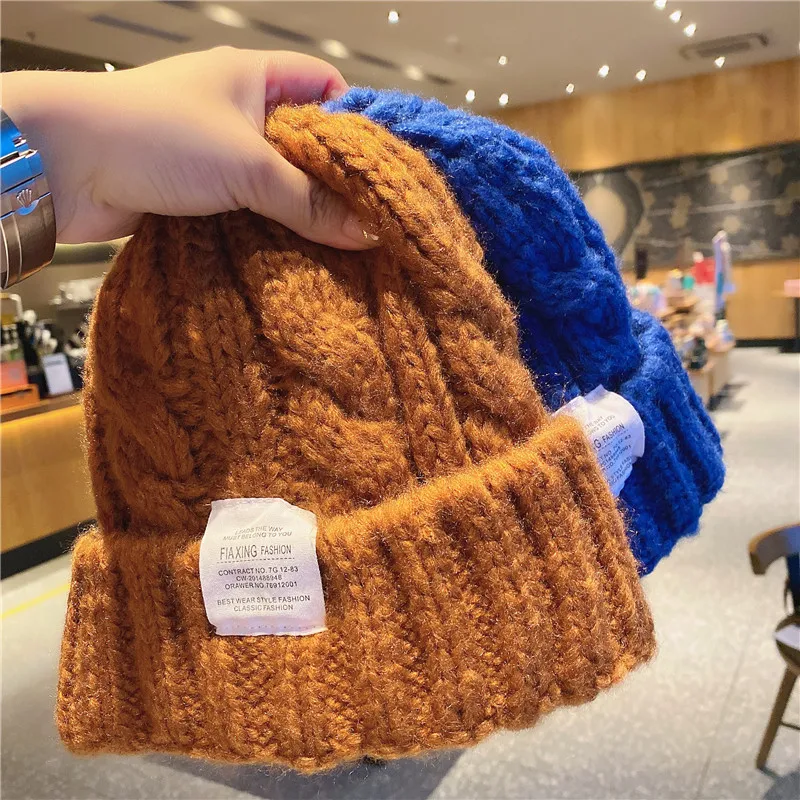 

Women Winter Thick warm Beanie cap Twist cable pattern Knit hat Patch logo letter sport hip hop dance skullies skullcap gorros
