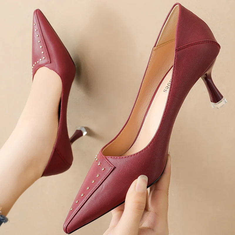 Женские туфли на низком каблуке 6 см с острым носком и заклепками банкетная обувь