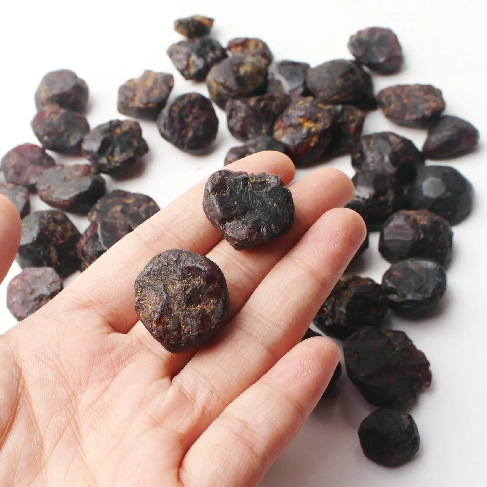 Натуральный Красный Гранат шероховатый минеральный камень гравий с лечебным