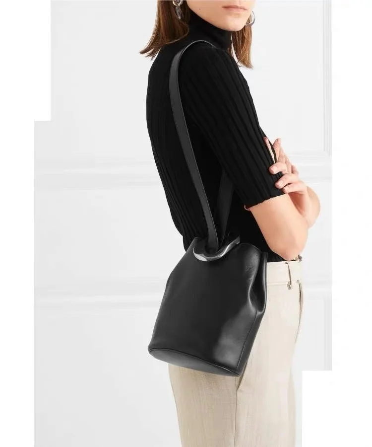 Сумка-мешок женская из натуральной кожи с металлической пряжкой |