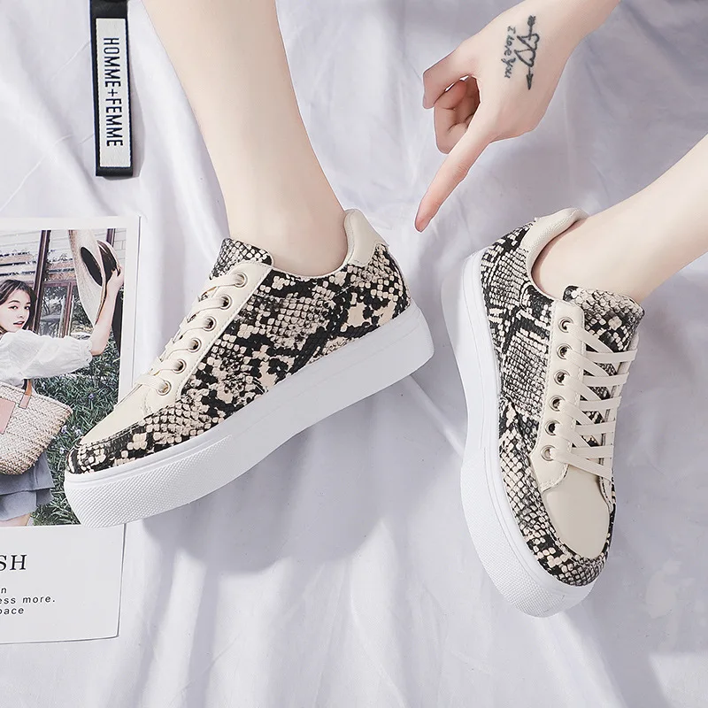 Женская обувь Обувь в школьном стиле со змеиным узором на плоской подошве