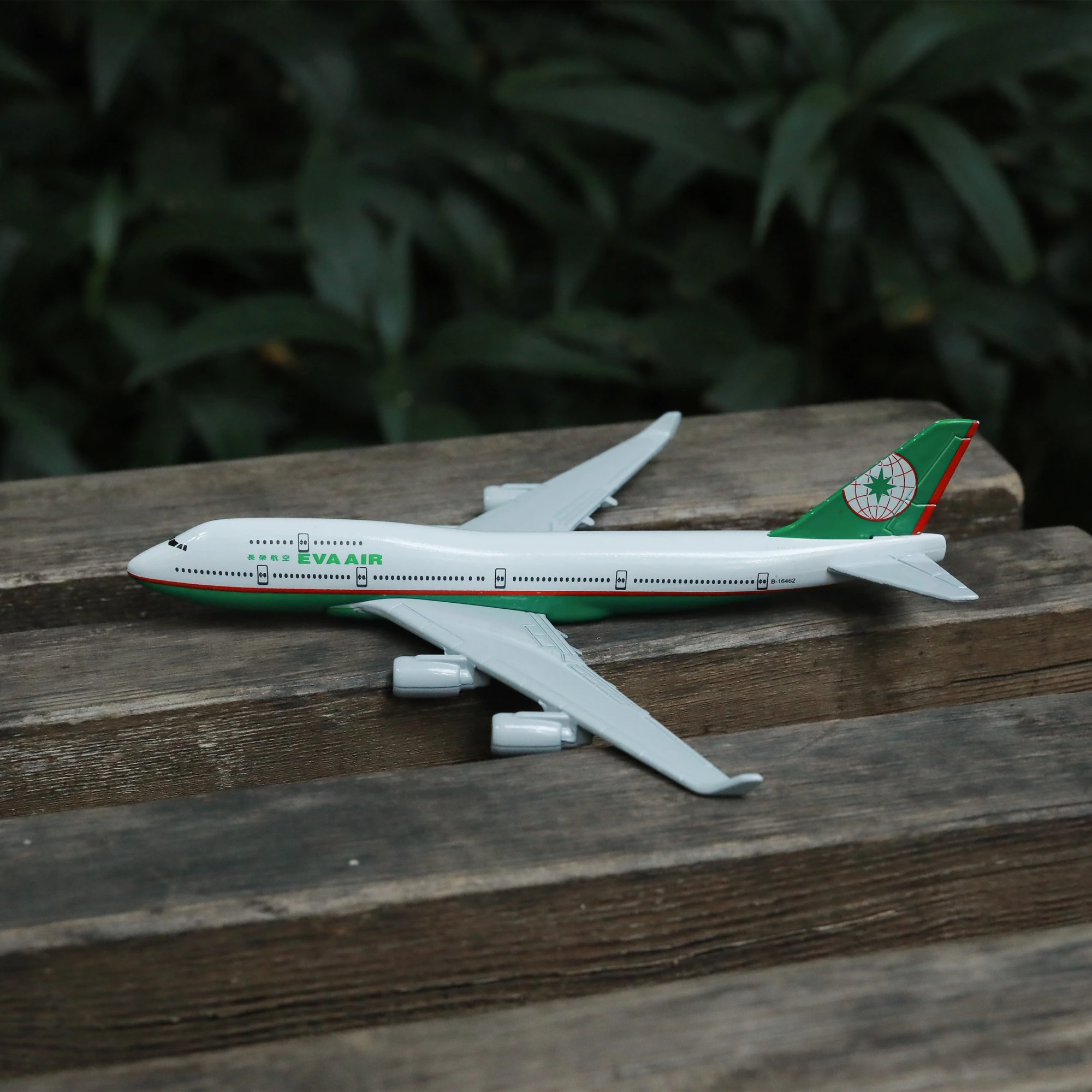 China Taiwan Eva Airways Boeing 747 Aircraft Alloy Diecast Model 15cm World Aviation Collectible Miniature Souvenir Ornament | Игрушки и