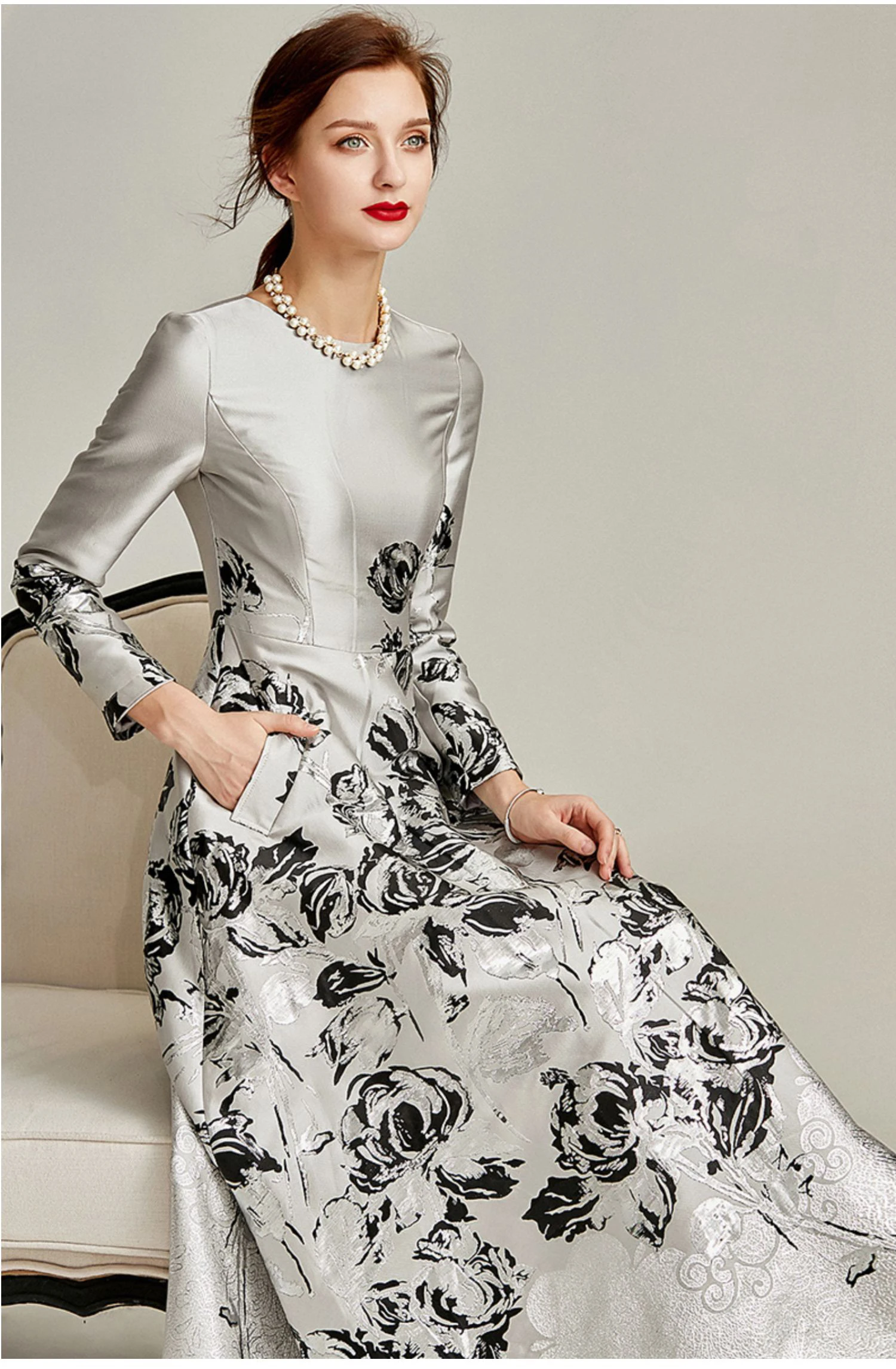 Женское жаккардовое платье с длинным рукавом круглым вырезом и цветочным