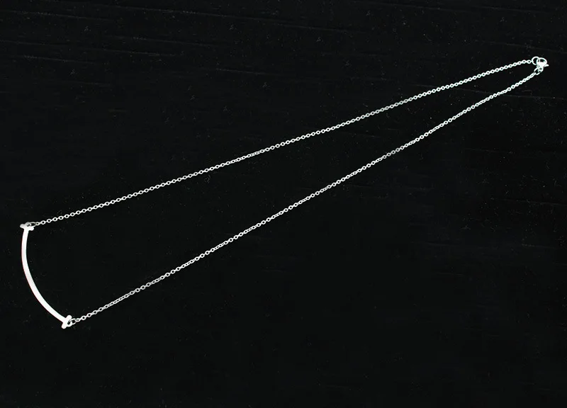 Трехцветная улыбка очень милая для меня. Ее ожерелье с таким же улыбающимся лицом