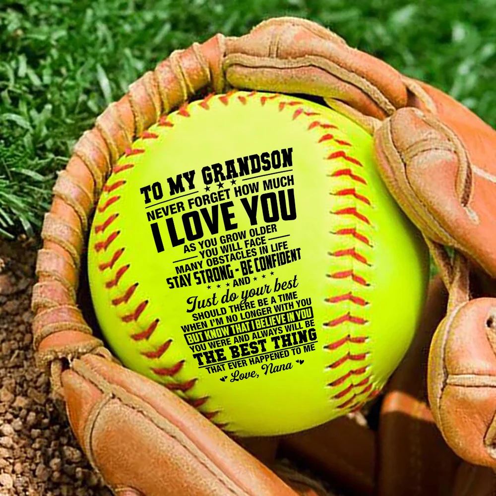 Бабушка подарила ей подарок на день рождения Рождество софтбол. |