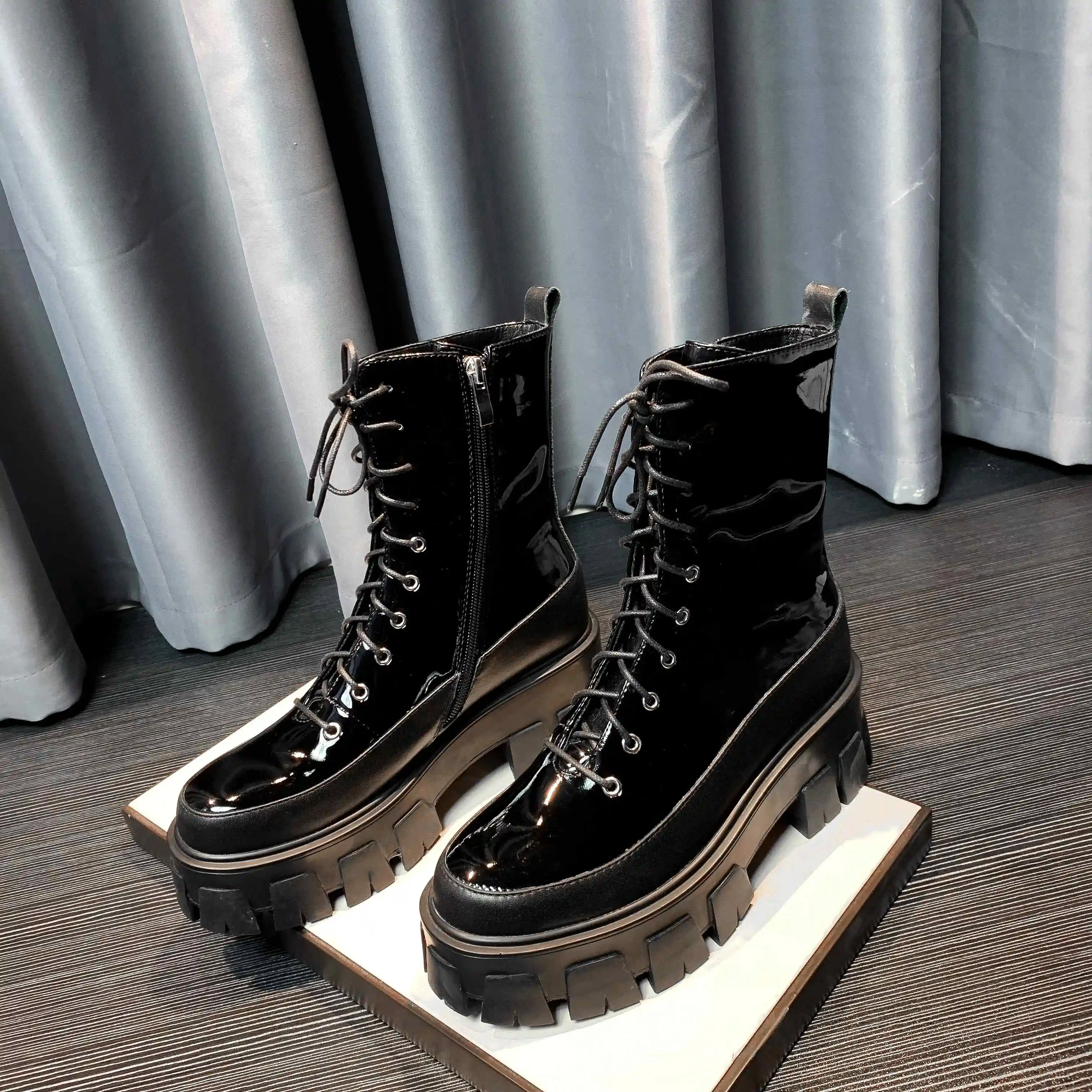 

krazing pot patent full grain leather lace up motorcycle boots round toe thick bottom metal rivets decoration mid-calf boots l80