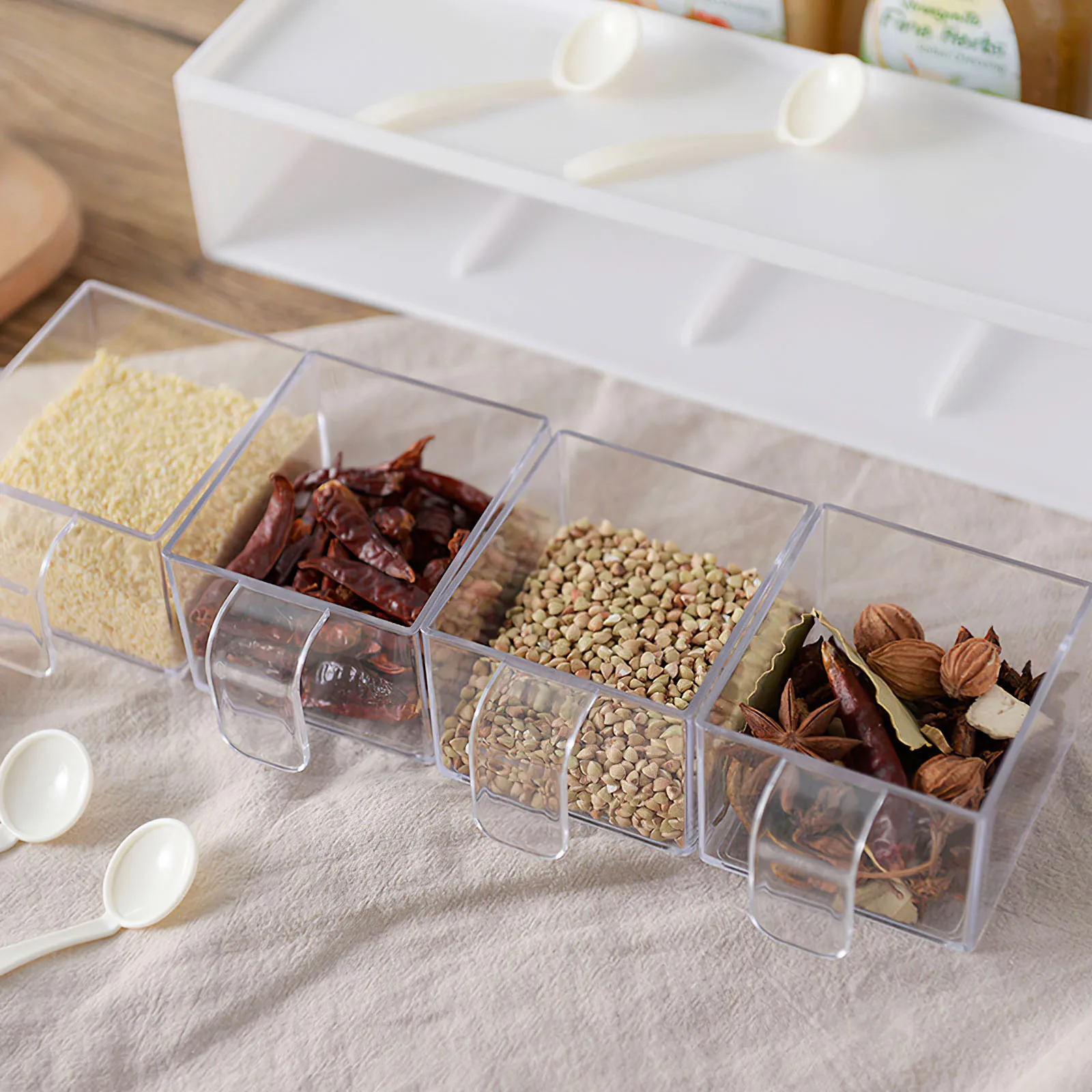 

Multifunctional Storage Box Kitchen Seasoning Rack Set 4 Grid Transparent Seasoning Box with Spoon for Kitchen Seasoning Storage