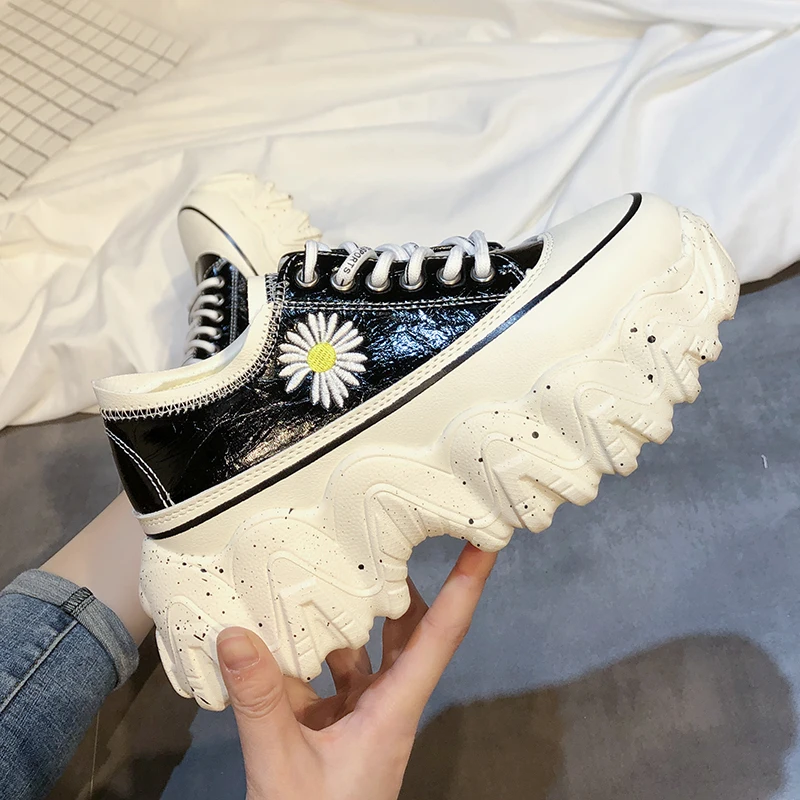 

2020 new pop-up shoes women ins thick-soled muffins small daisy casual sports network red shoes super fire