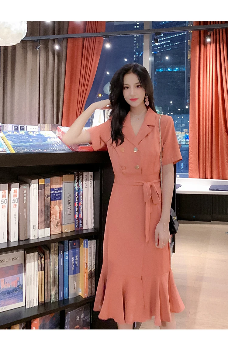 Элегантное женское белое гофрированное платье с поясом короткие рукава средней