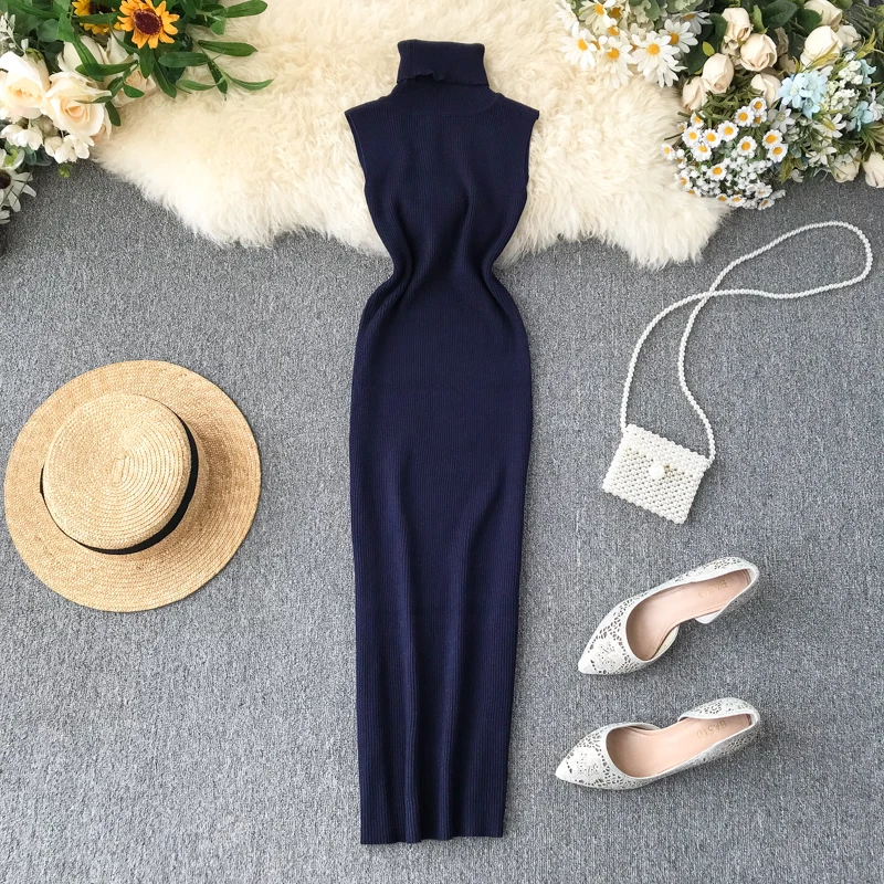 Облегающее длинное трикотажное платье средней длины с воротником под горло