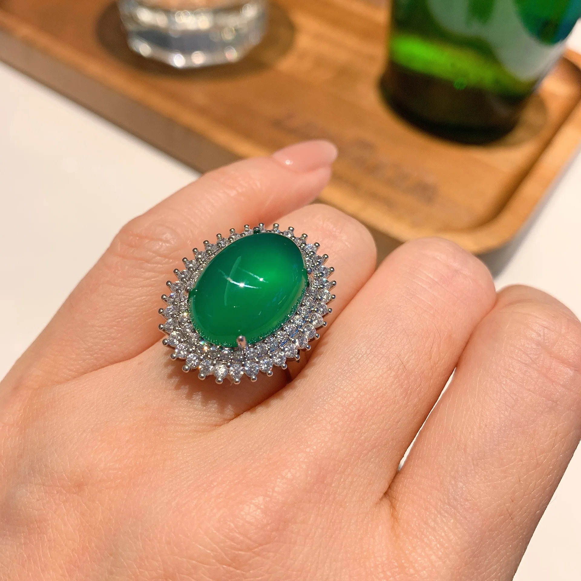 Женское кольцо с изумрудом 13 х18 дюймов |