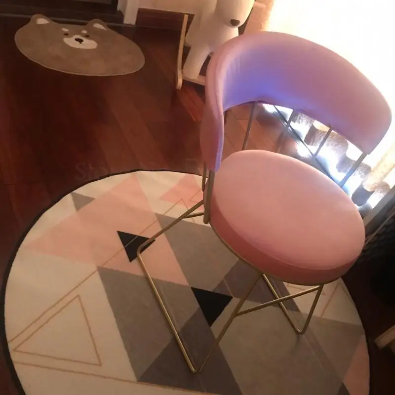 Девушка розовый макияж стул простой туалетный столик Сетка Красный Инс