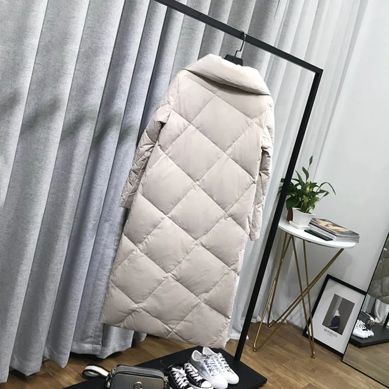 Женская длинная пуховая куртка красная легсветильник приталенная на белом