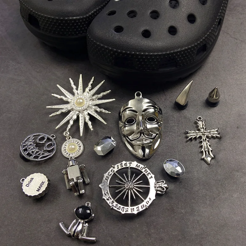 Серебристые кроксы с символом В за Вендетту, дизайнерские металлические баклеи для обуви, модный украшатель, джибсовые деревянные тапочки для мальчиков и девочек, подарки.