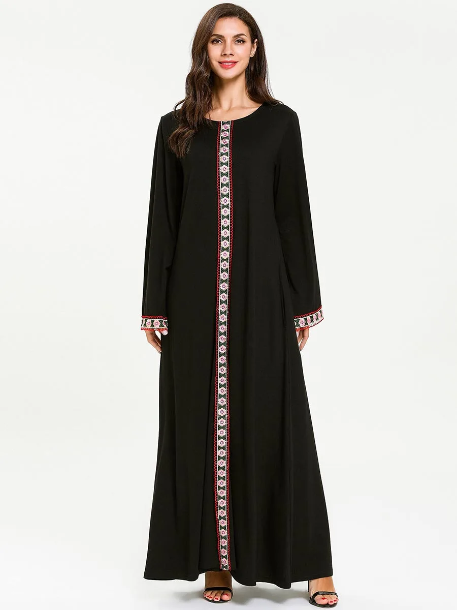 Женское черное платье с вышивкой круглым вырезом и карманами | Тематическая