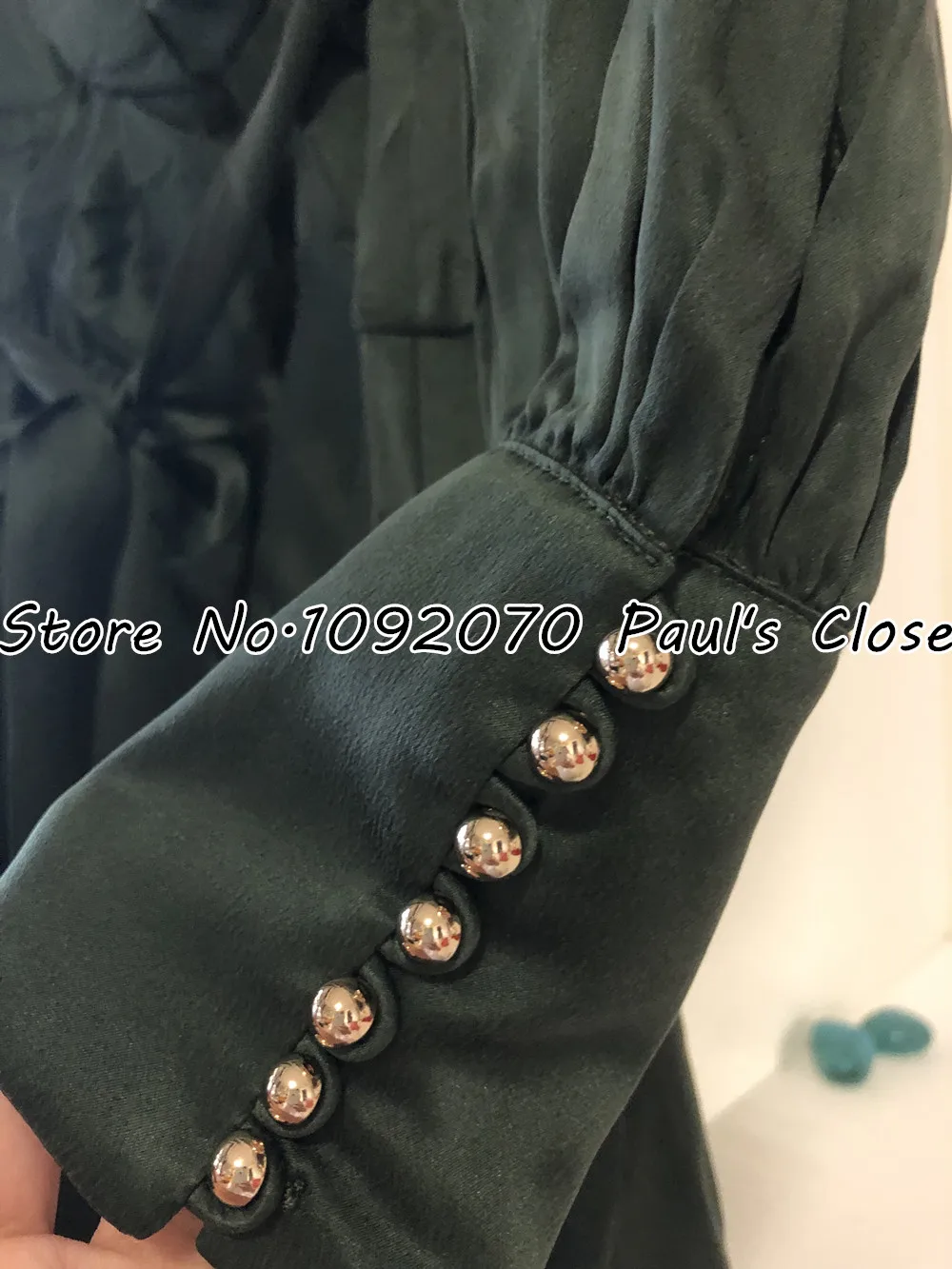 Женское зеленое шелковая накидка с длинным рукавом и манжетами на