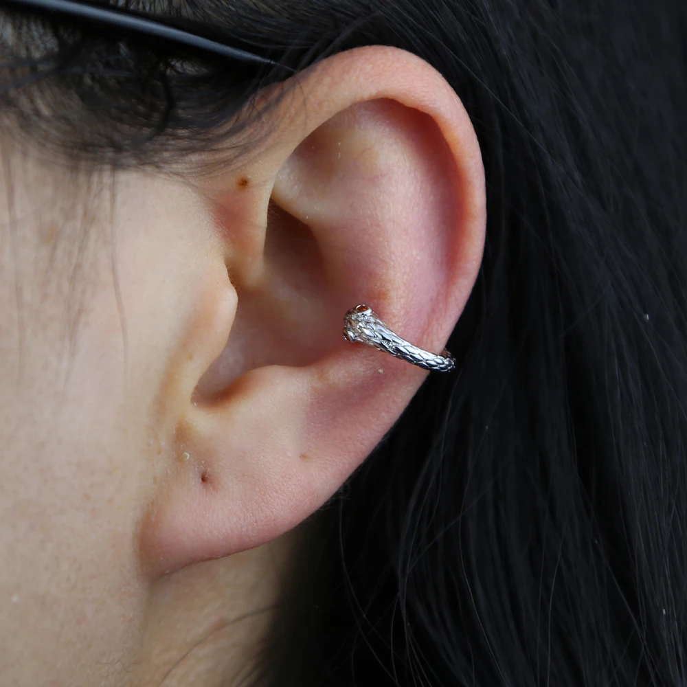 Женские серьги-клипсы в виде змеи золотистого и серебристого цвета 1 шт. |