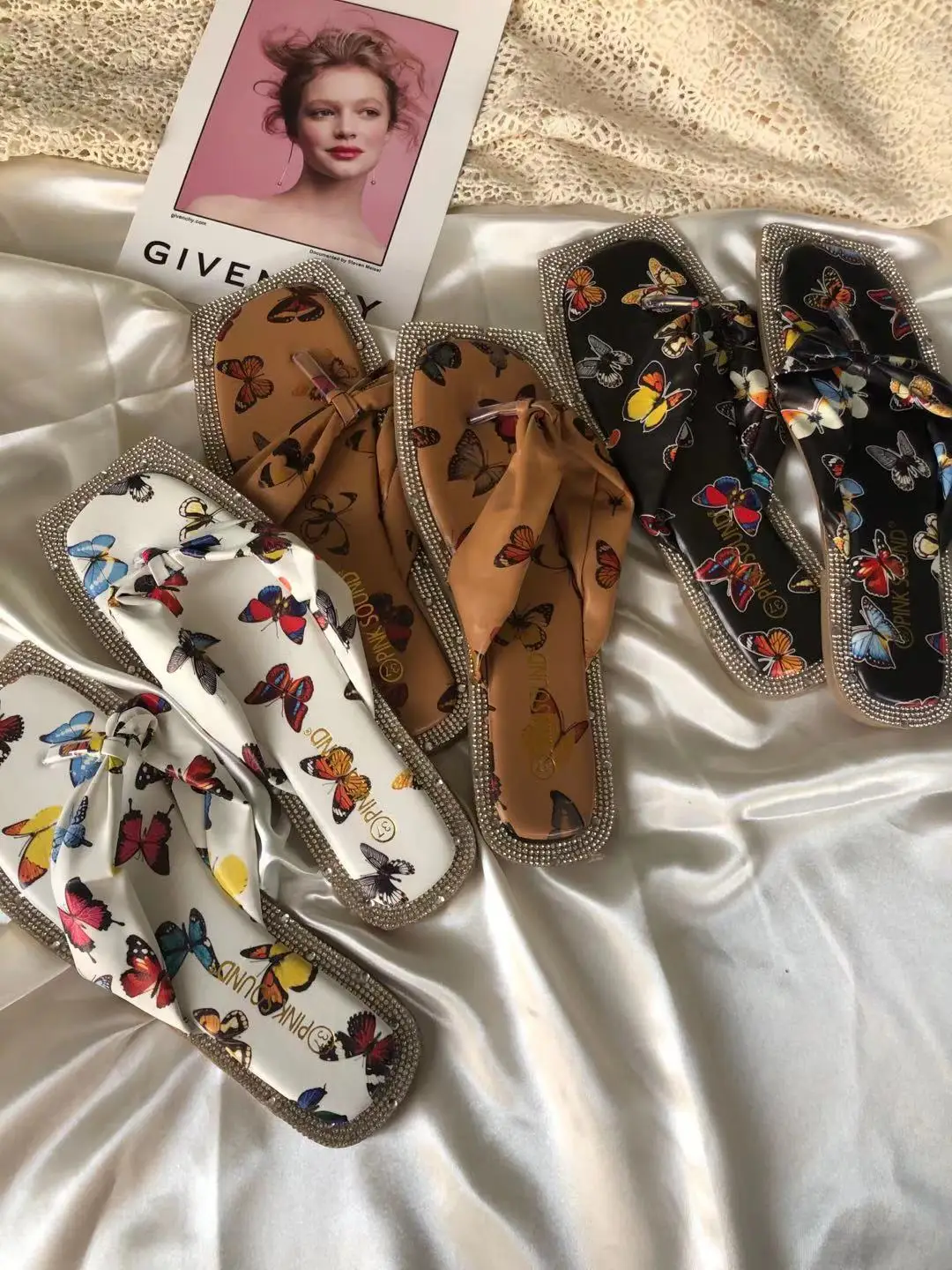 

Luxury Women Slippers Pu Leather Butterfly Print Rhinestone Edge Flip Flops Outdoor Beach Slides Celebrities Trendy Shoes Ladies
