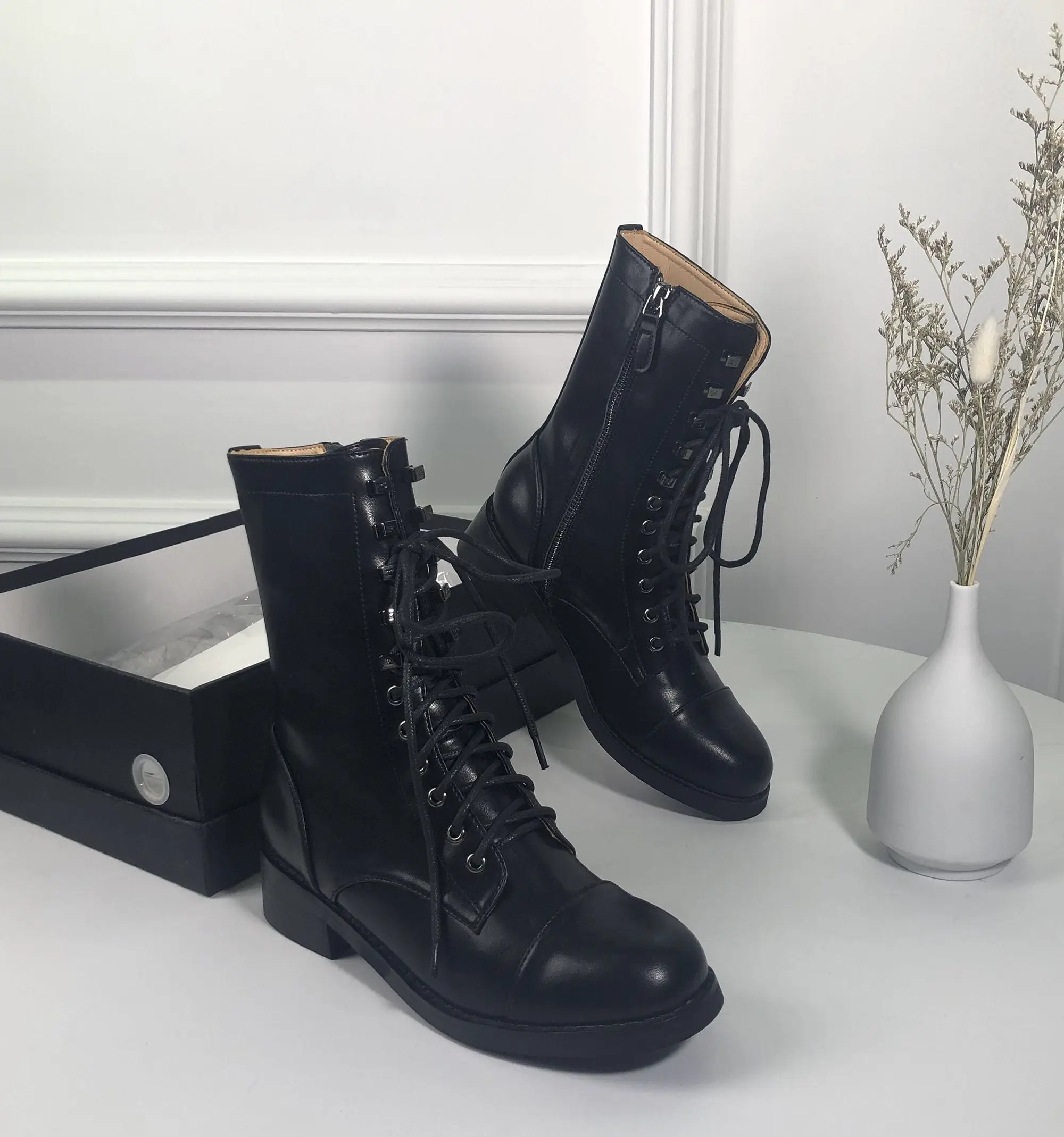 Женская зимняя обувь на шнуровке черные ботинки плоской подошве Botas Mujer Ins Combat 2019 |