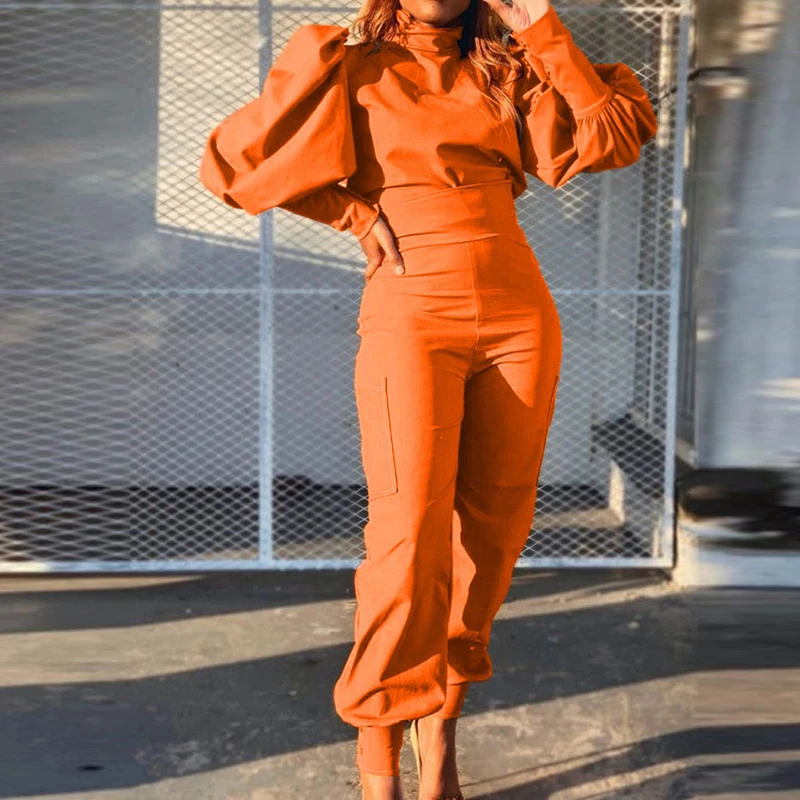 

Женский офисный костюм из блузки с буффами на рукавах и брюк с высокой талией