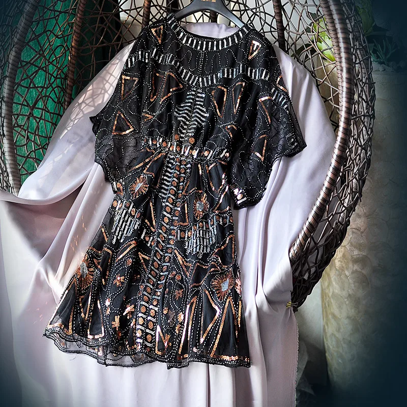 

Elegant Pretty A-Line Geometric Short Sleeve Fashion Beading Round Neck White Black Sequin Party Cocktail Dress