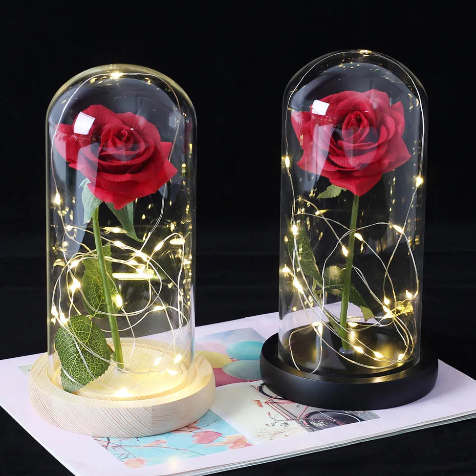 Красная роза в стеклянном куполе на деревянной подставке для подарков день