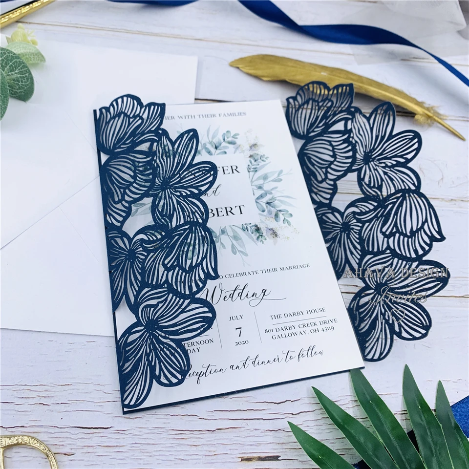 Современные свадебные приглашения с галстуком-бабочкой и персонализированной