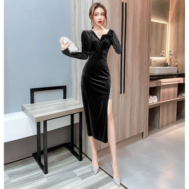 

Женское облегающее вечернее платье с V-образным вырезом и разрезом