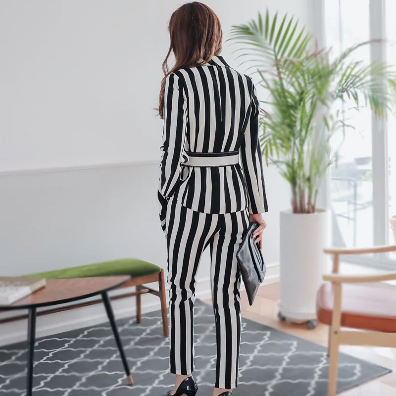 Женский костюм со штанами в черно белую полоску комплект из двух предметов