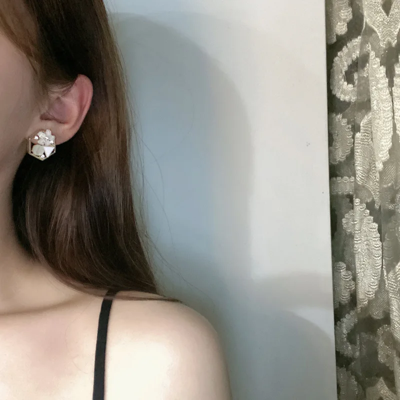 Женские серьги гвоздики из металлической проволоки с прозрачными