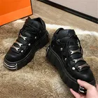 Женские высокие кроссовки с металлическим украшением, на платформе