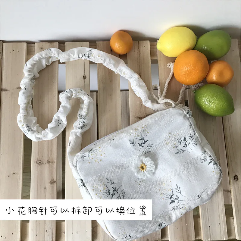 

Small daisy versatile one shoulder bag Japan and South Korea ins small fresh canvas bag women's bag large capacity schoolbag