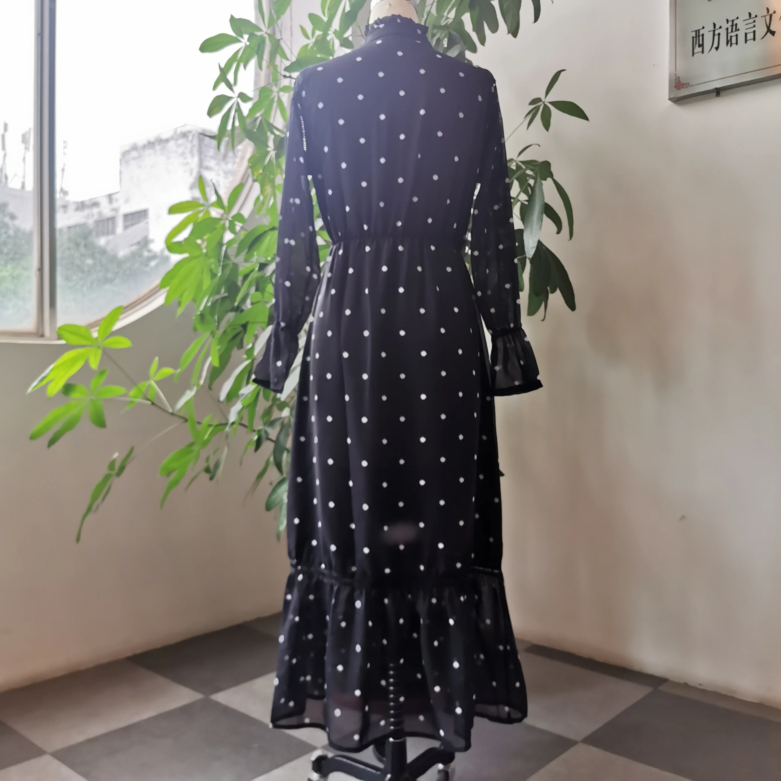 Женское винтажное длинное платье элегантное черное с оборками и воротником