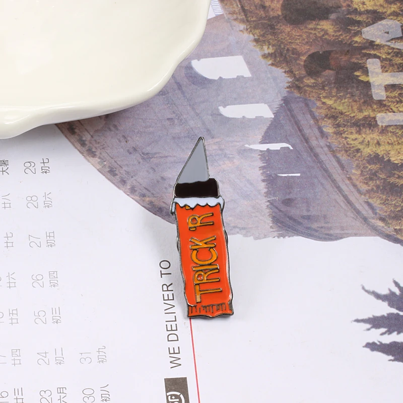 Модная креативная эмалевая брошь для женщин в виде девочки-мультяшки с ножом, значок-бадж, украшение на куртки, рюкзаки, кнопка-значок на лацканах, аксессуары.