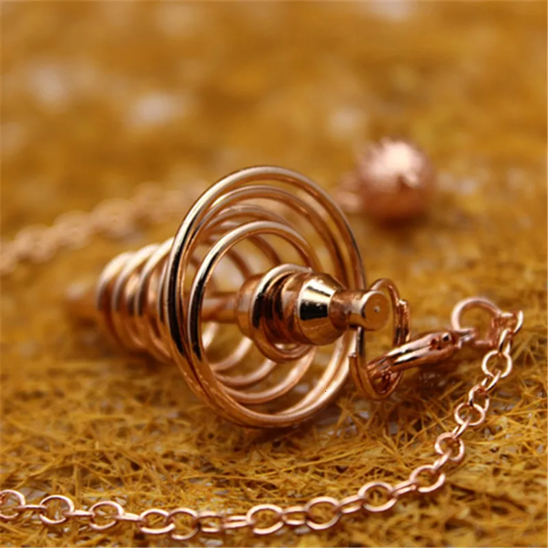 Старинный медный конический молоток в серебряных и золотых подвесках молотках