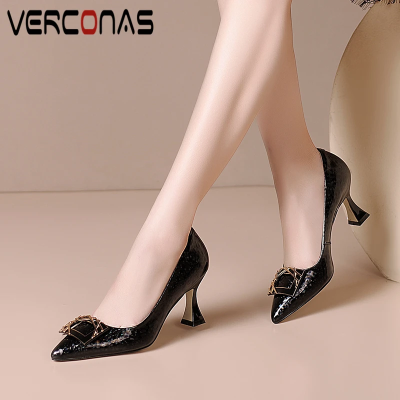 

VERCONAS Базовая; Сезон весна-лето; Женские туфли-лодочки; Новинка; Обувь с металлическими украшениями; Туфли на высоком тонком каблуке с заужен...