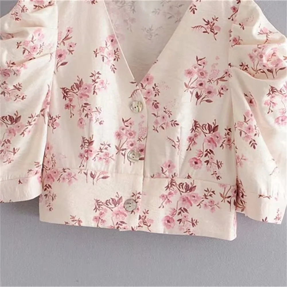 

2020 summer women's new V-neck bubble five-point sleeve shell buckle floral high waist niche design short shirt
