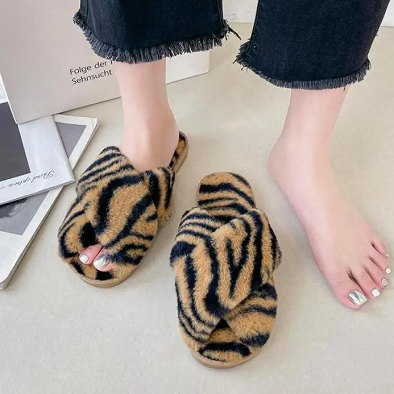 

Leopard Striped Cross Fur Slippers Female 2021 Winter Plush Fur Slipper Drag Flat Warm Floor Cotton Drag Home Cotton Shoes Slide