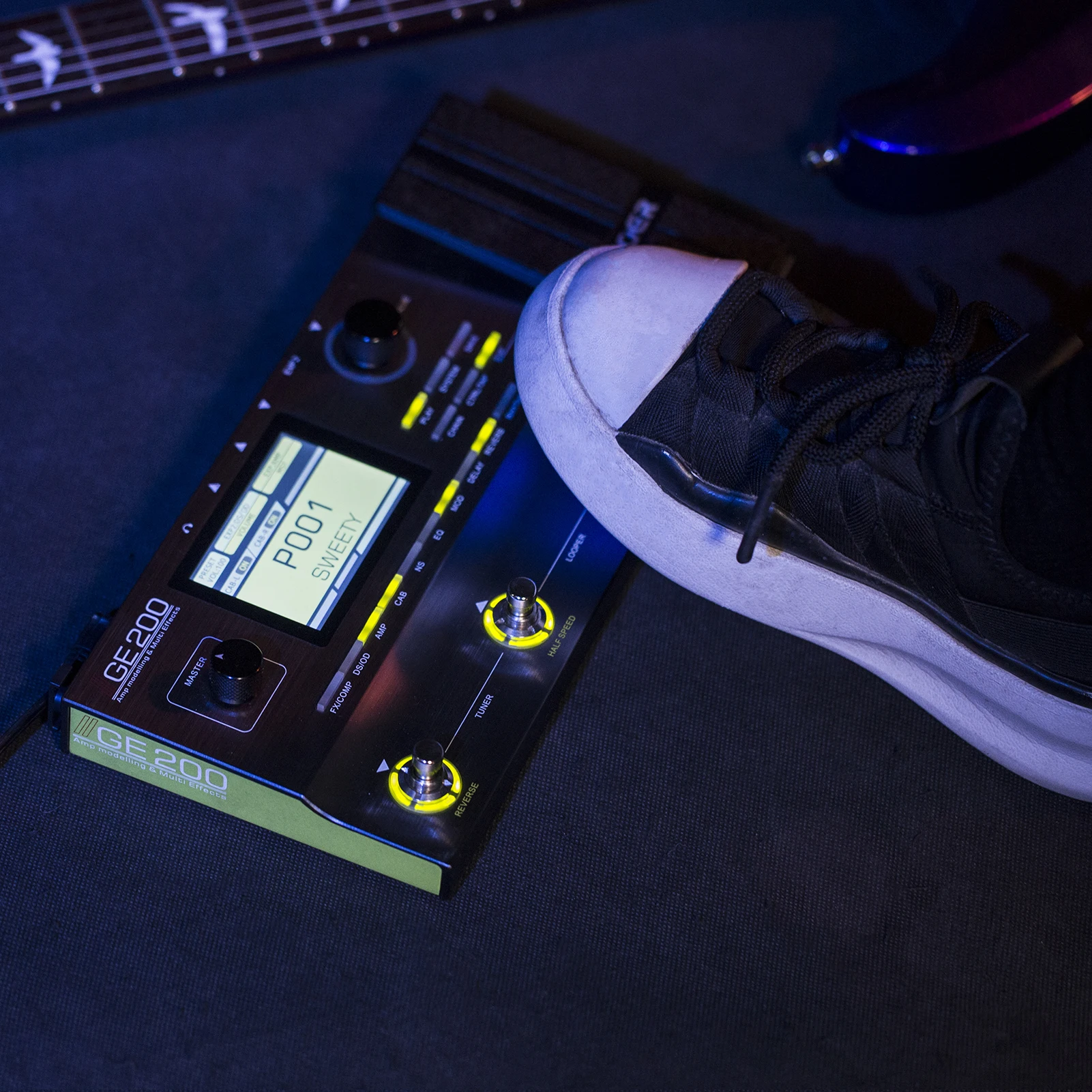 

MOOER GE200 Amp Modelling & Multi Effects Pedal 55 Amplifier Models 26 Speaker Cab Models 70 Effects 52s Looper 40 Drum Patterns