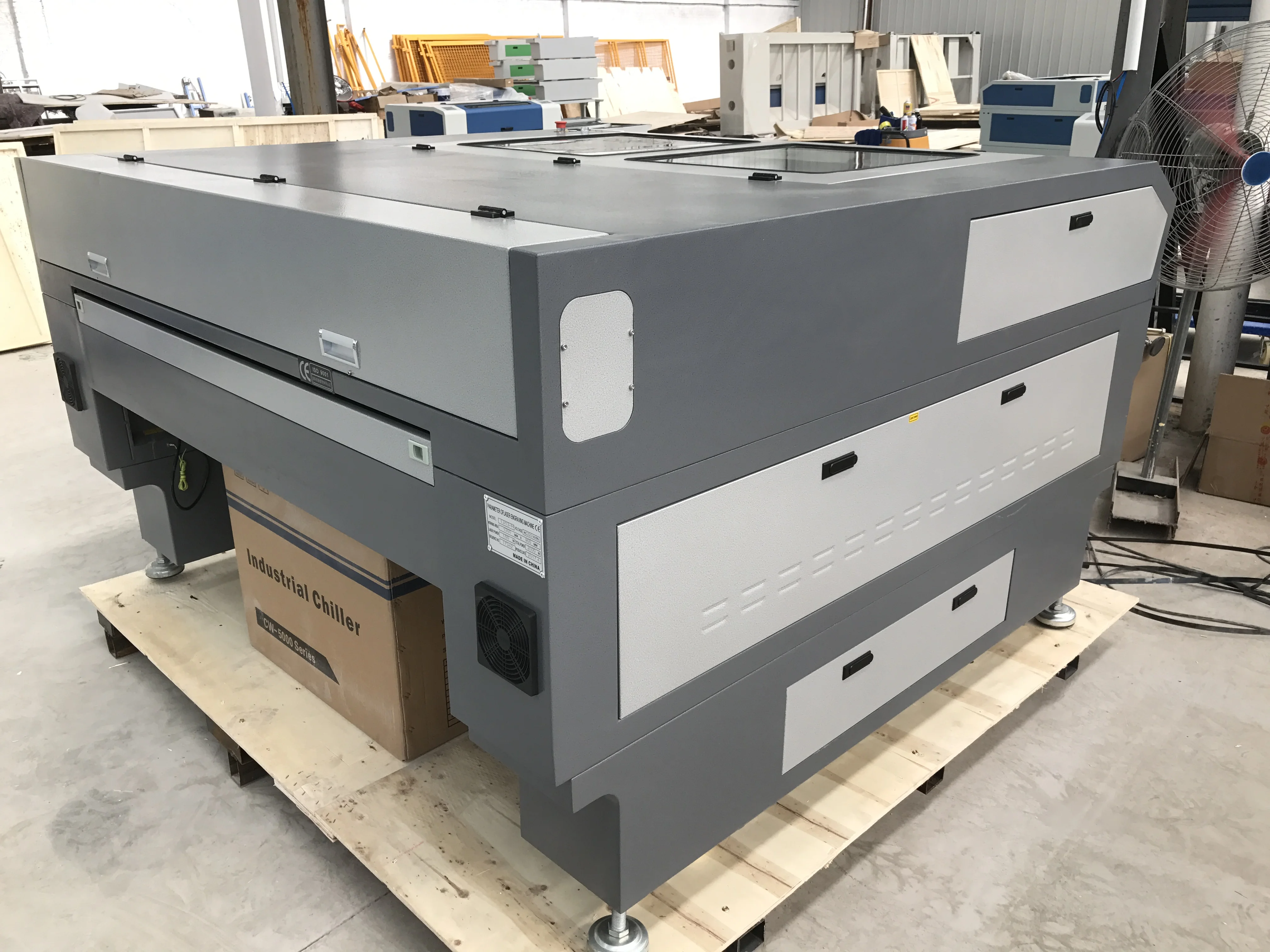 Хороший производитель CO2 лазерный резак с металлами лазерная режущая машина для